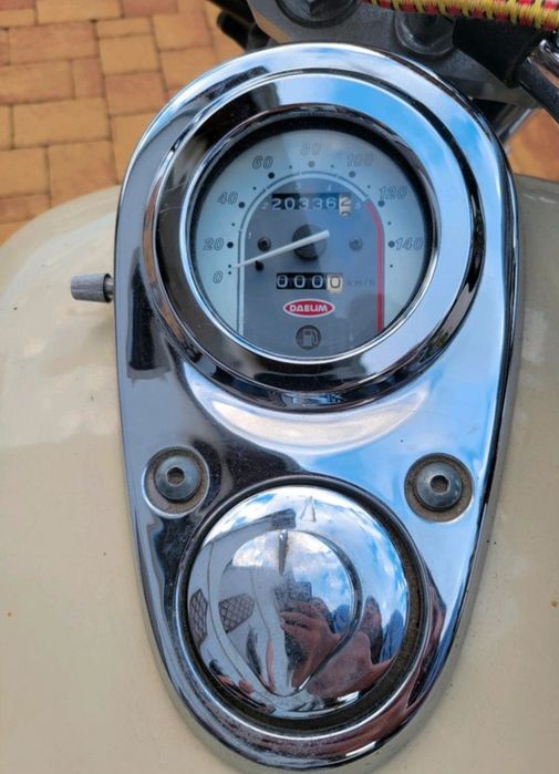 Motocykl Daelim 125 jako dekoracja
