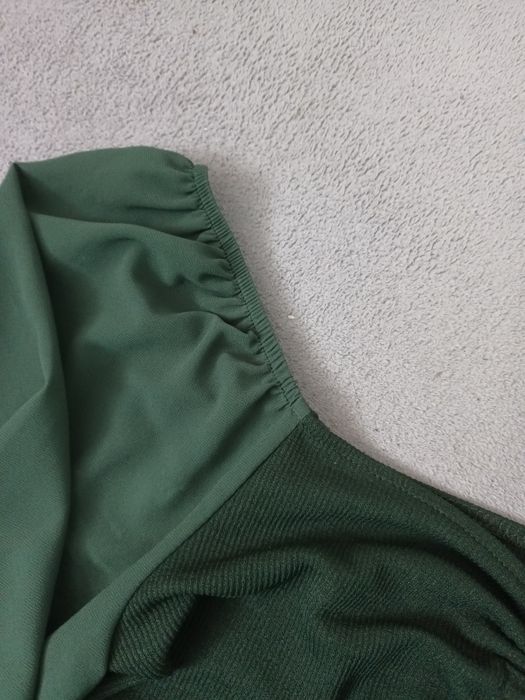 Elegancka zielona bluzka top z bufiastymi rękawami na święta