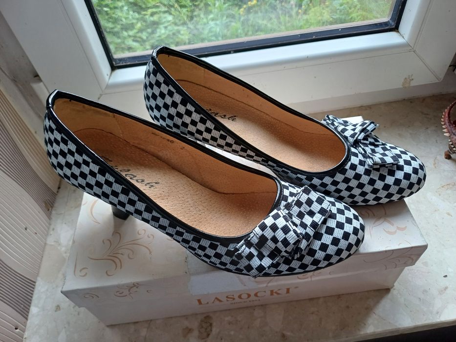 Czółenka biało czarne roz.40 nowe.