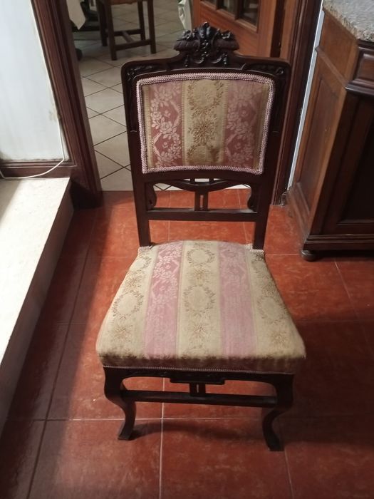 Canapé e duas cadeiras acolchoadas e forradas a tecido