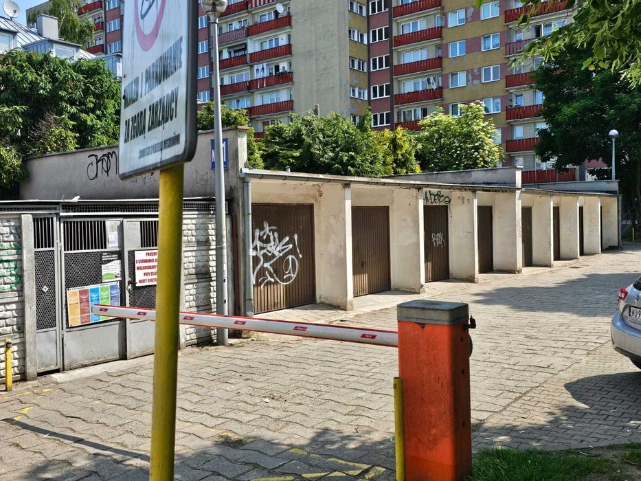 Garaż murowany, ul. Staszica - centrum miasta