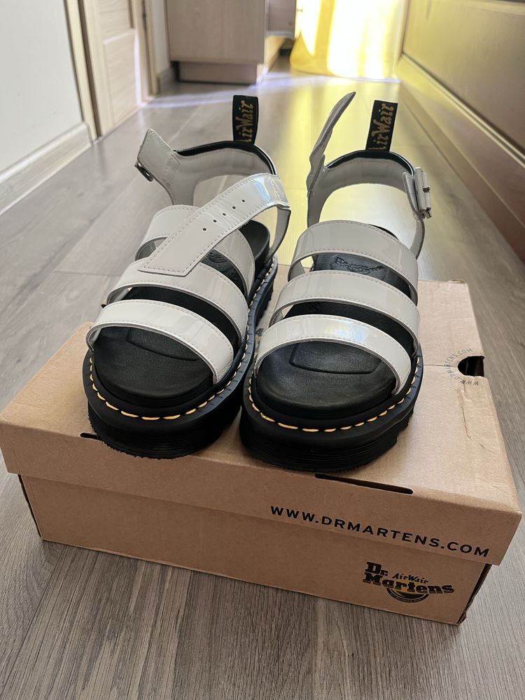 Подам сандалі dr Martens
