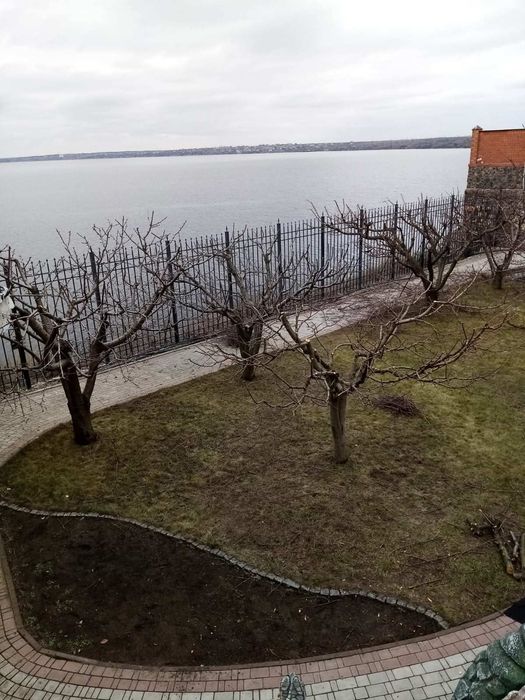 Обрезка декоративних ростений, фруктовых деревьев и кустарников