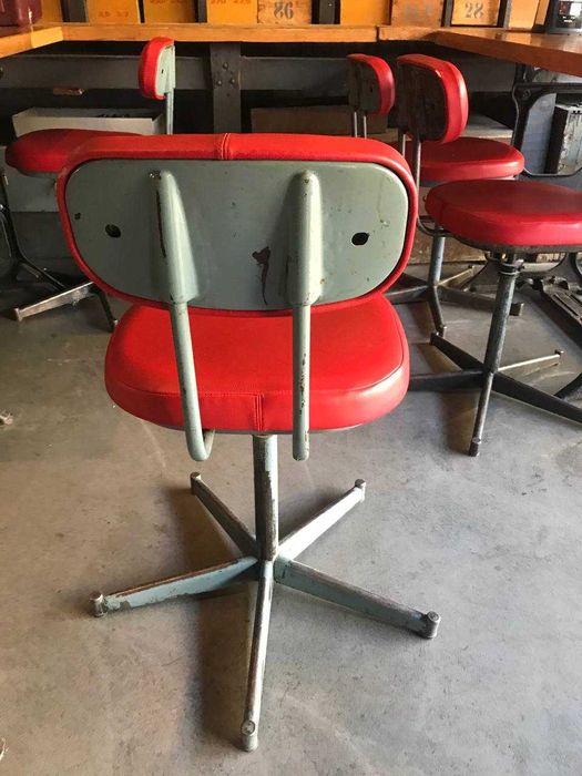 стільці металеві промисловий дизайн вінтаж