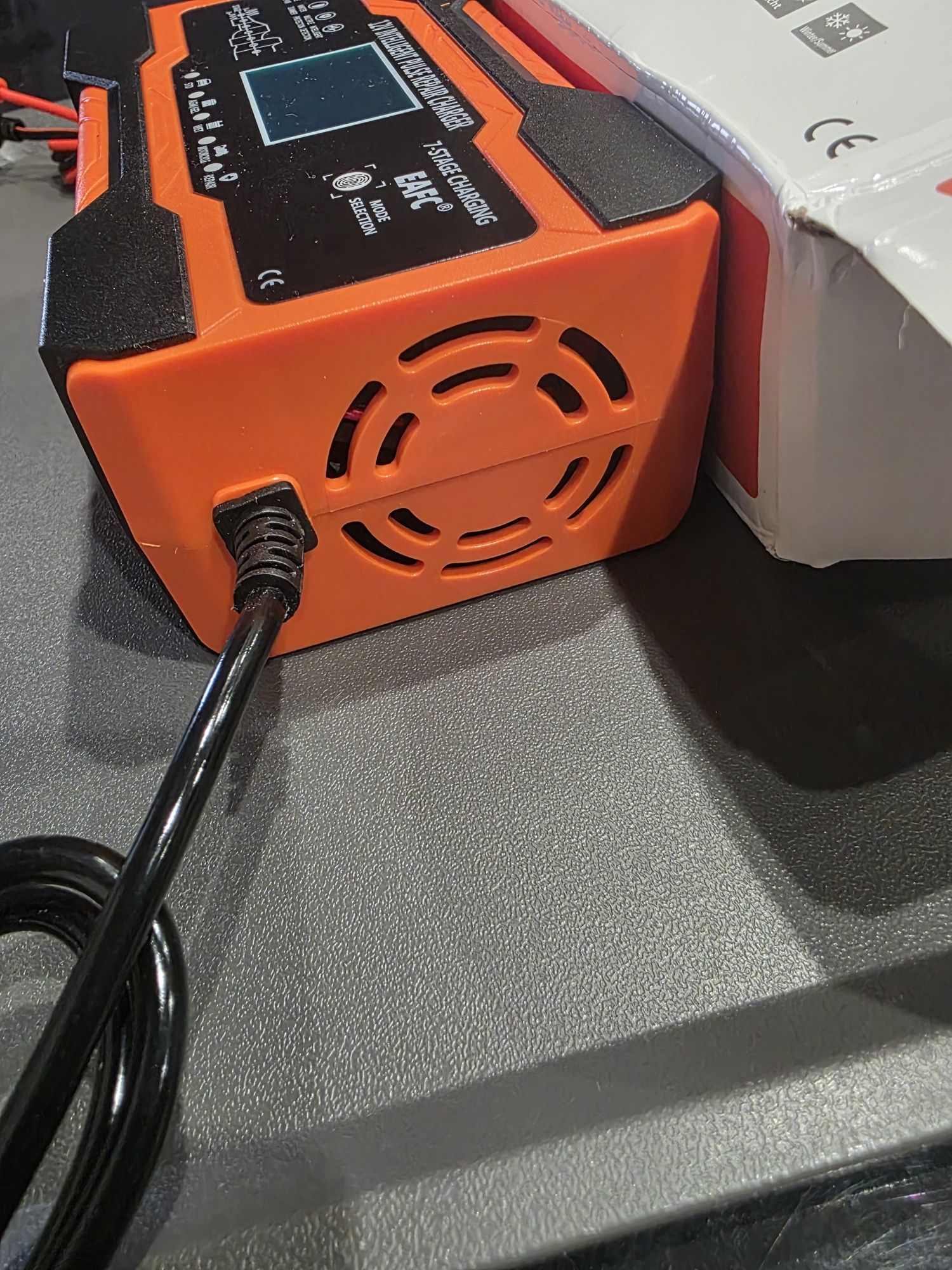 Prostownik mikroprocesorowy elektroniczny 12v 12a  z funkcją naprawy