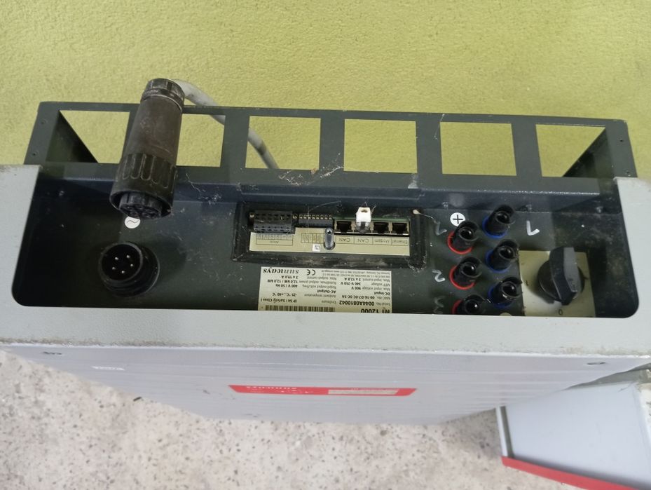 Мережевий інвертор напруги