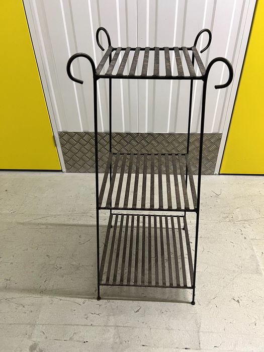 Móvel em ferro para jardim