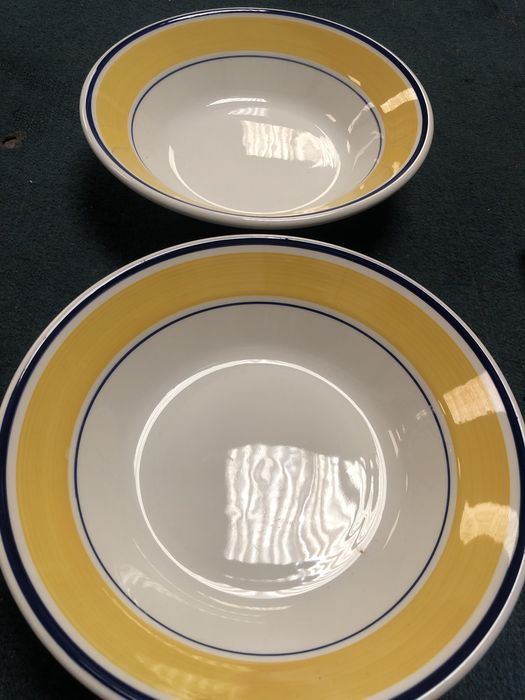 Pratos grandes e dois fundos