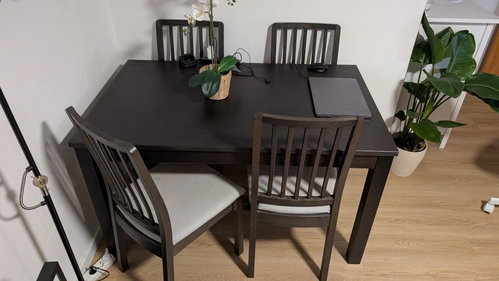 Mesa com cadeiras IKEA