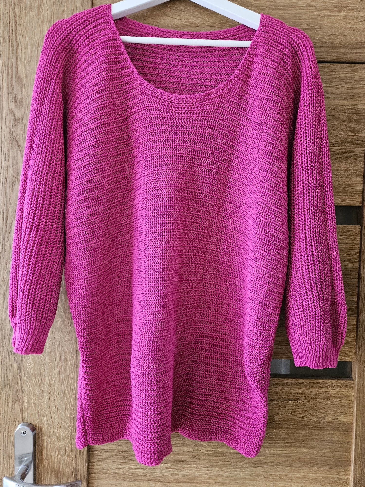 Różowy sweter oversize