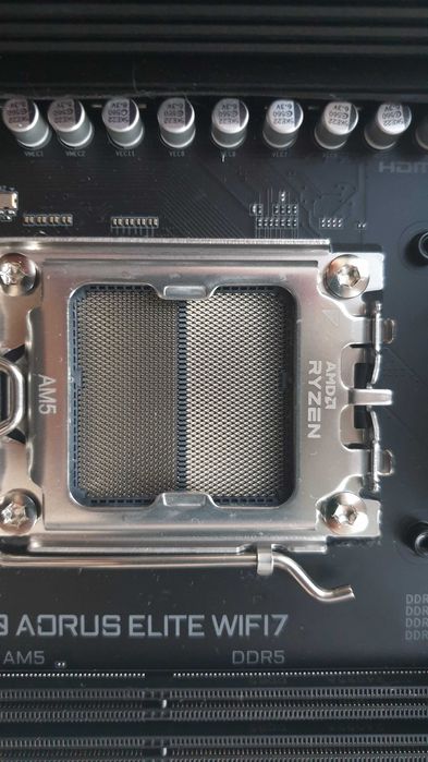 Материнська плата Aorus X870 Elite