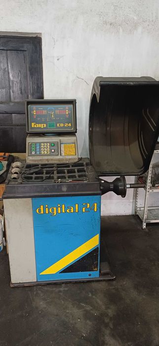 Máquina de equilibrar pneus ligueiros - FAIP ED-24