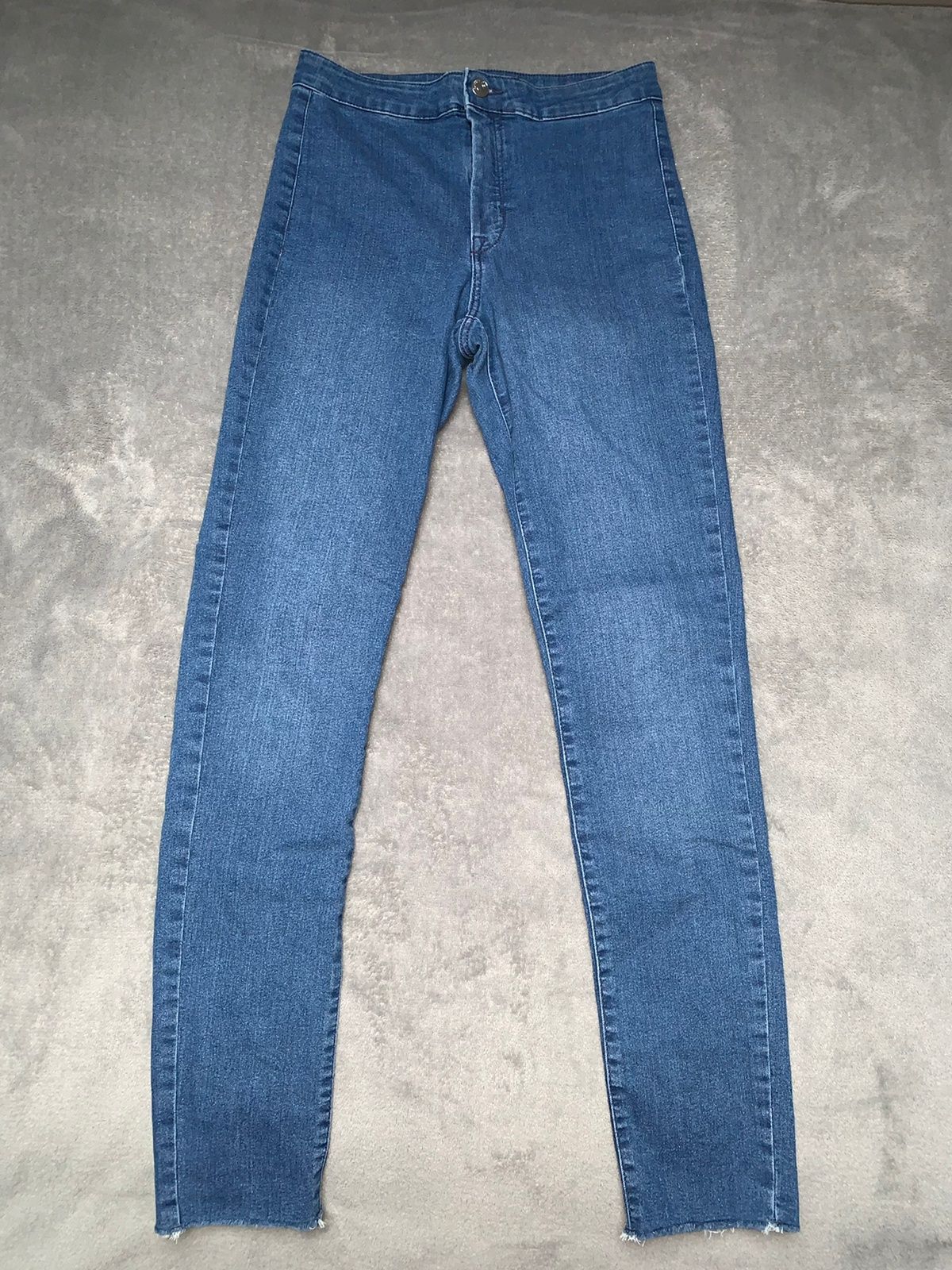 Granatowe dopasowane jeansy