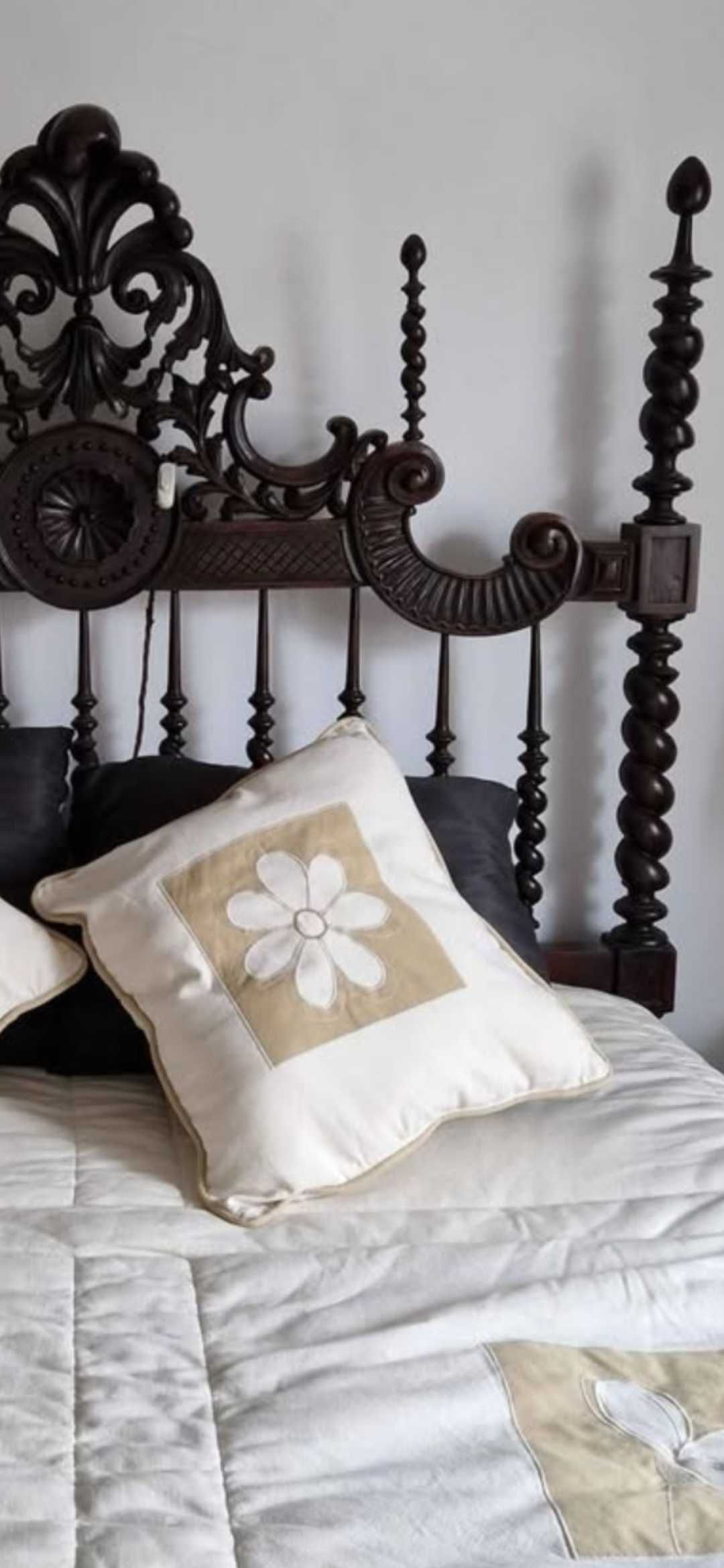 Cama em madeira maciça entalhada à mão com 2 mesinhas de cabeceira