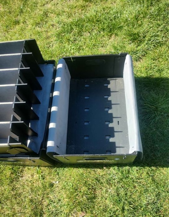 45 skrzyń modułowych z plastiku komorowego