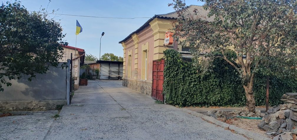 Оренда комерційного приміщення вільного призначення.