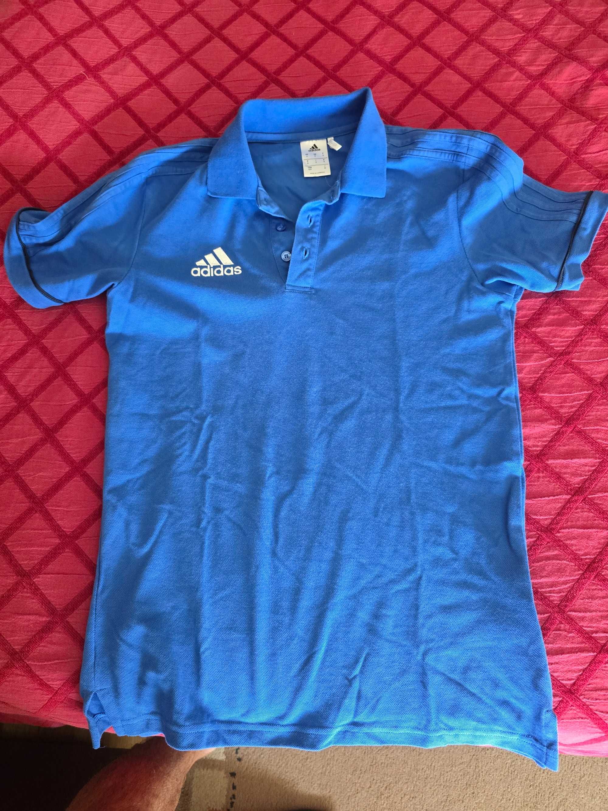 Polo Adidas, cor Azul, tamanho S, em bom estado.