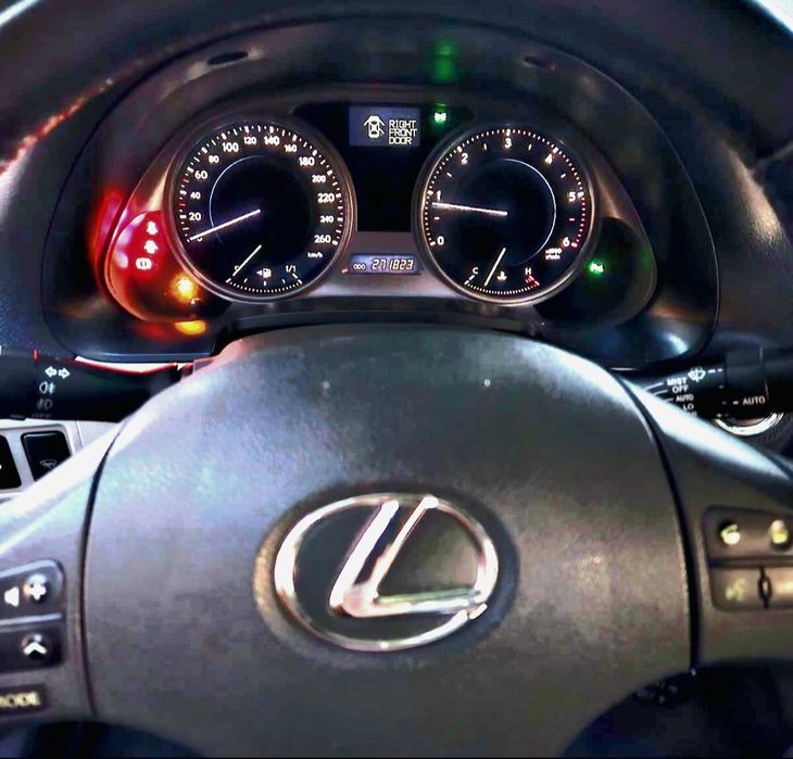 Lexus is 220D ful extras