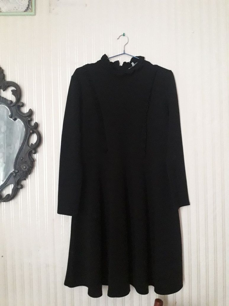 Черное красивое платье с воланами