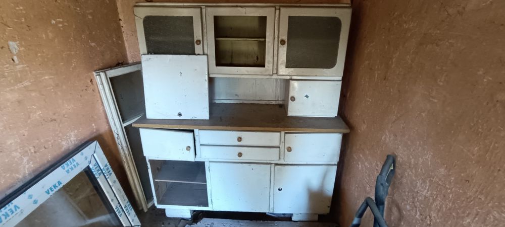 Stary kredens PRL do renowacji