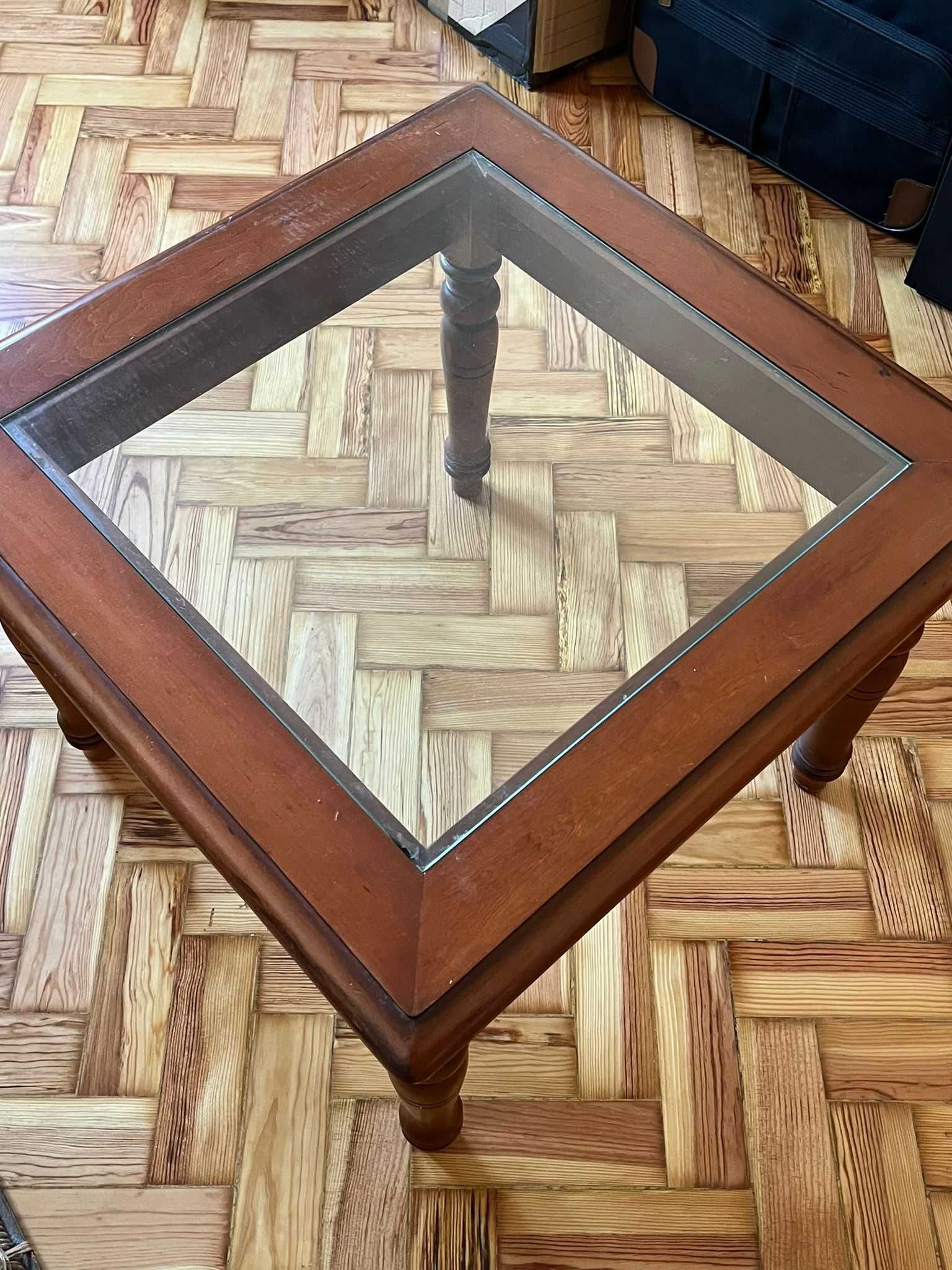 Mesa de madeira com tampo de vidro em óptima condição