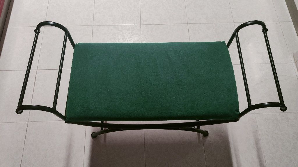 Banco forrado a verde
