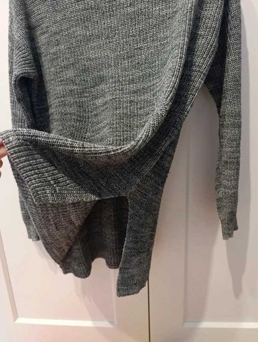 Szary dłuższy sweter z rozcięciami po bokach XS