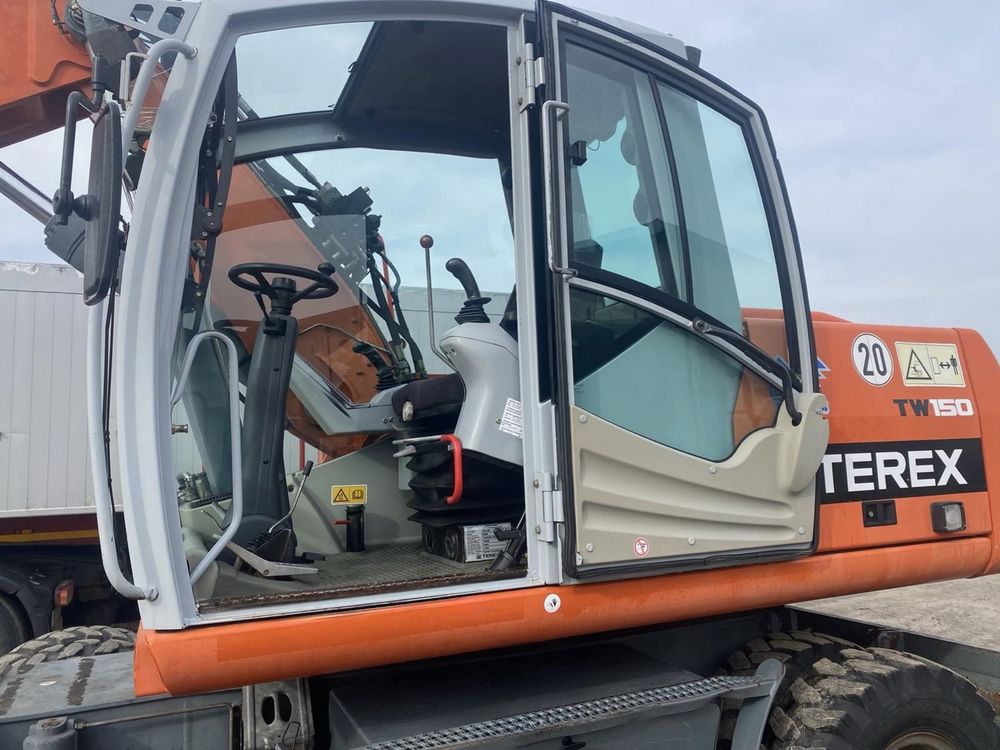 Колісний ескаватор Terex TW150