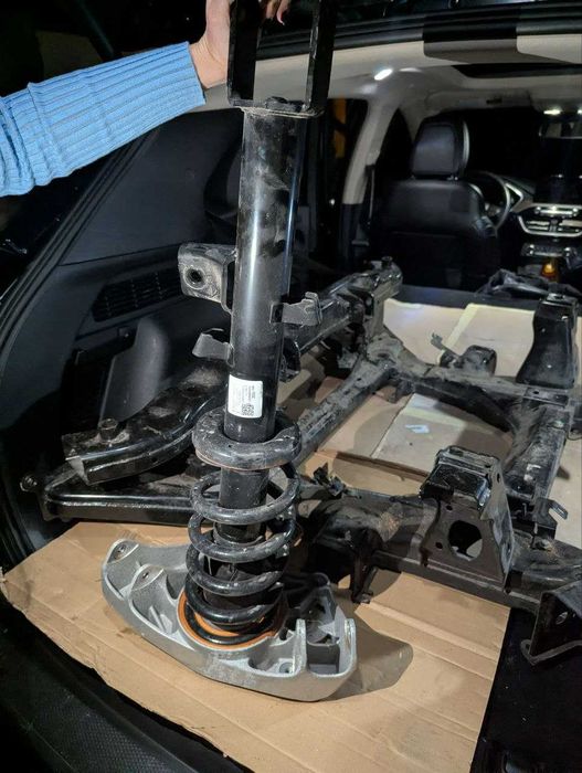 Елементи ходова підвіска амортизатори важелі супорта Cadillac LYRIQ