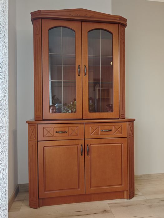 Meble do salonu zawierające komodę i witrynę