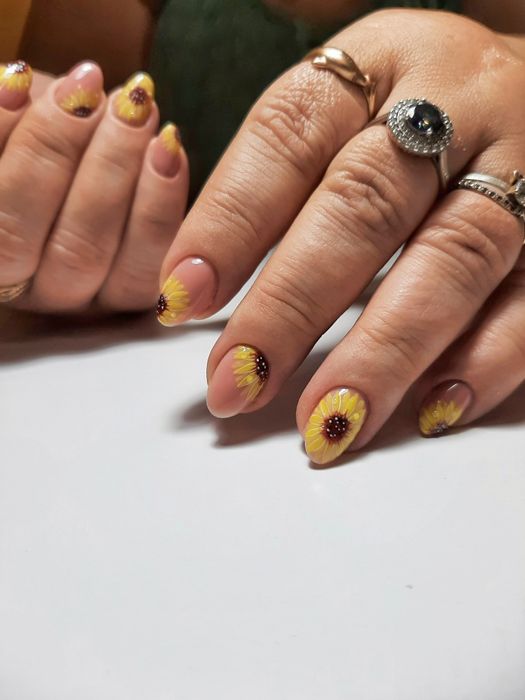 Послуги манікюру та педикюру