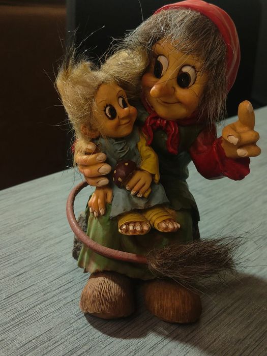 Estatueta Rara: Troll Escandinavo com Criança - Nyform Style
Linda est