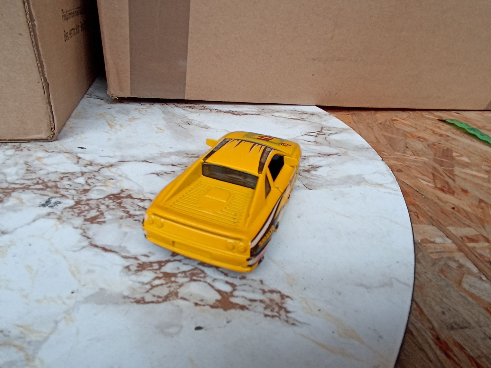 Zabytkowy odlewany model samochodu Ferrari F355 z lat 90
