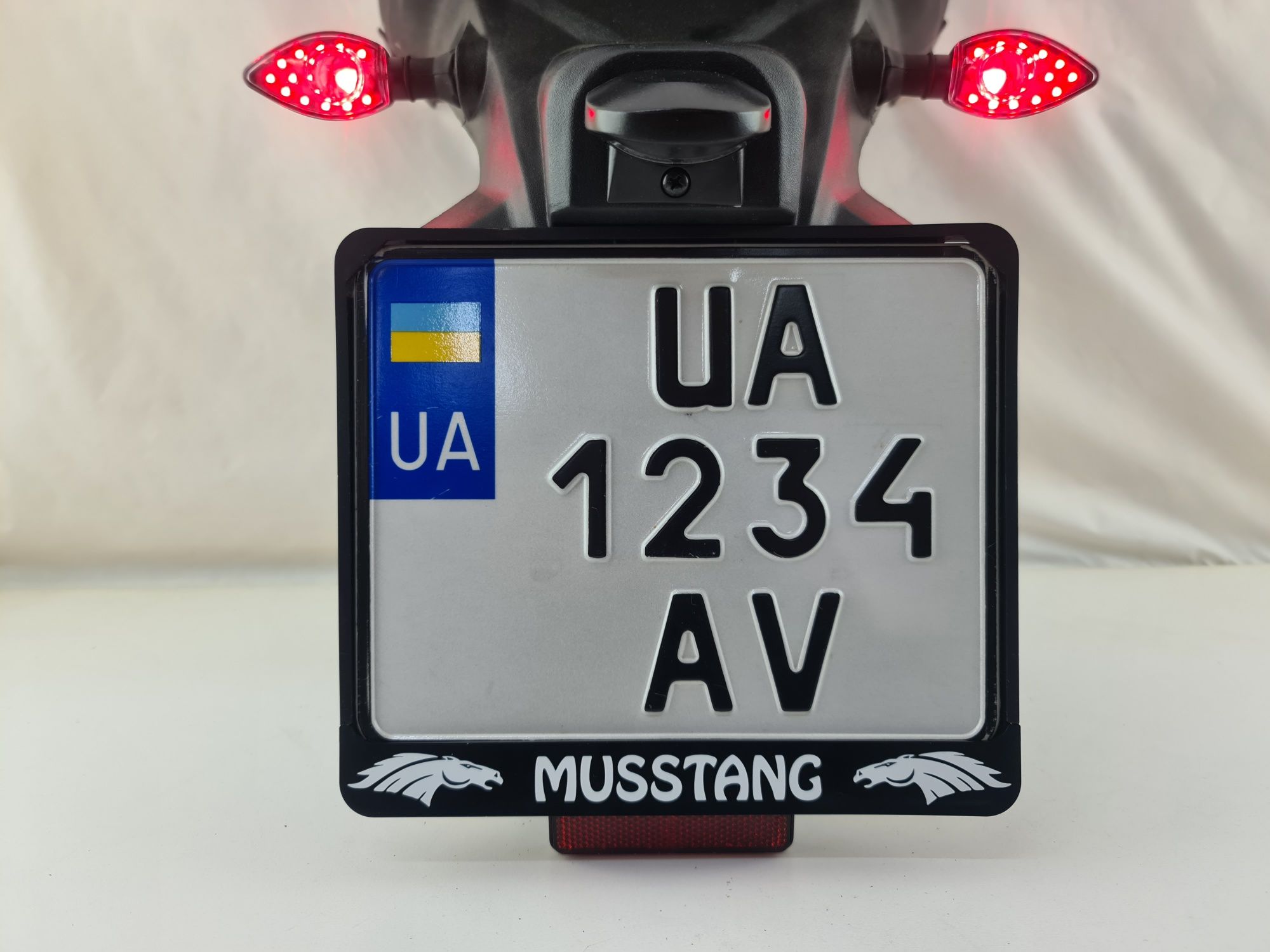 Рамка для кріплення мото номера с написом MUSSTANG мотоцикл мустанг