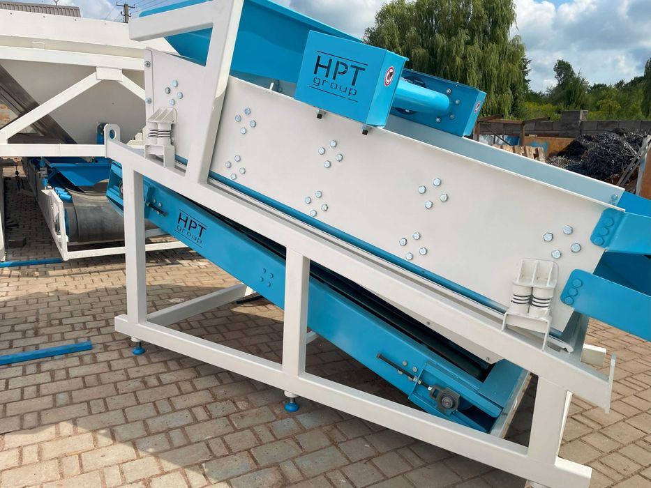 Przesiewacz wibracyjny GV-500 z przenośnikiem taśmowym