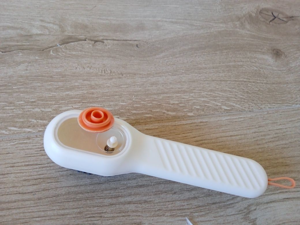 Escova para limpeza com depósito para sabão