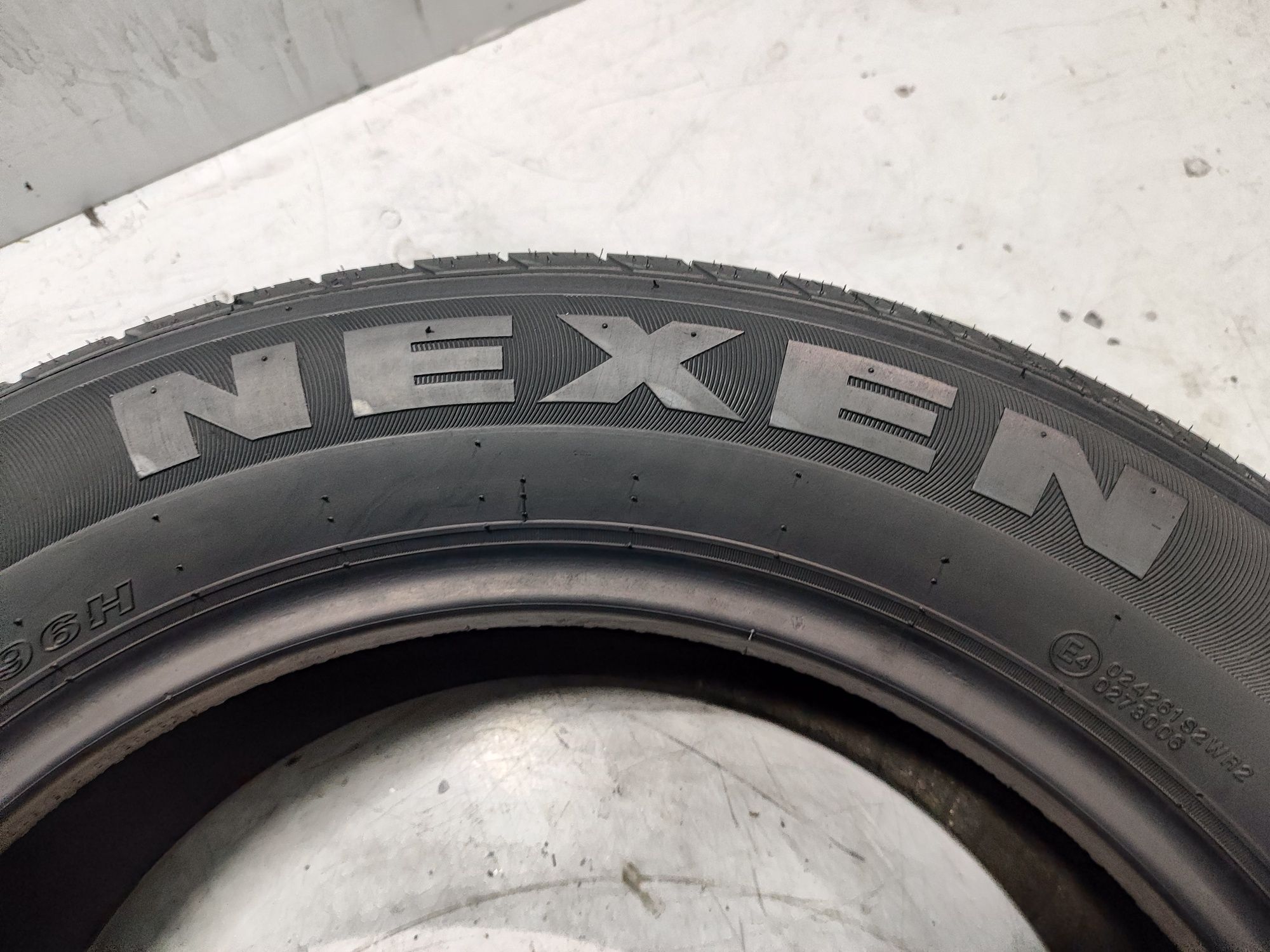 2 pneus semi novos Nexen  215/60R17 96H Oferta dos Portes