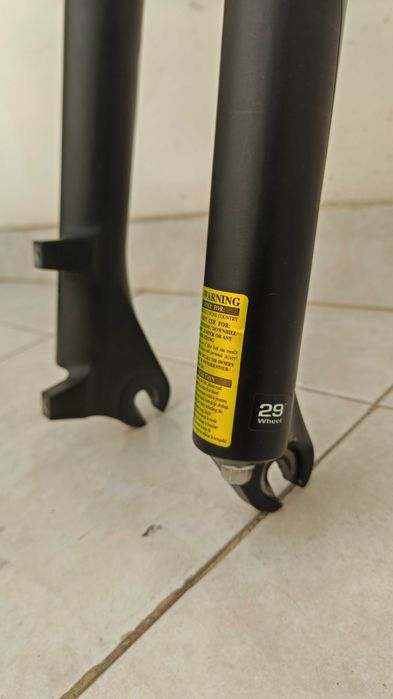 Suspensão Suntour XCM 30 para roda 29 como nova.