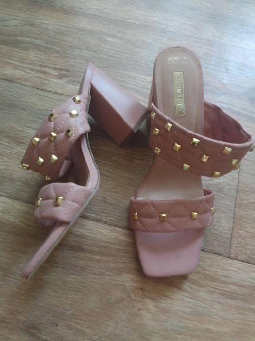 Жіноче взуття...