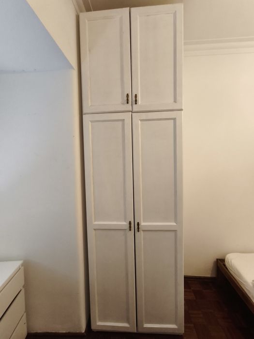 Roupeiro branco em madeira