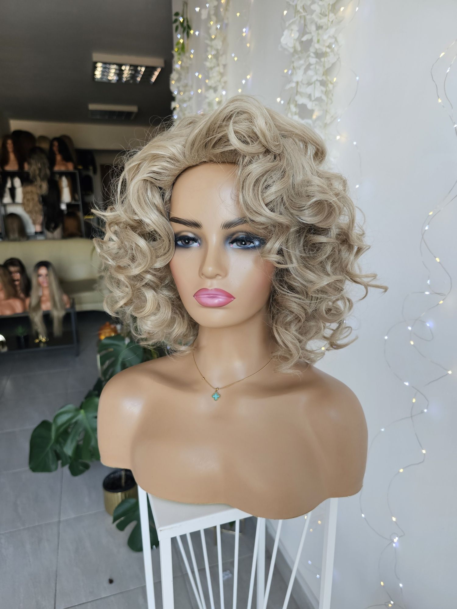 Peruka blond Gaja loki fale zmiana grzywki naturalny efekt