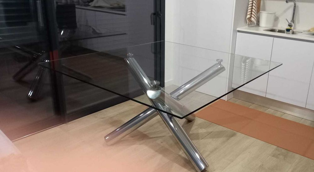 Mesa de Jantar moderna em vidro - Como nova