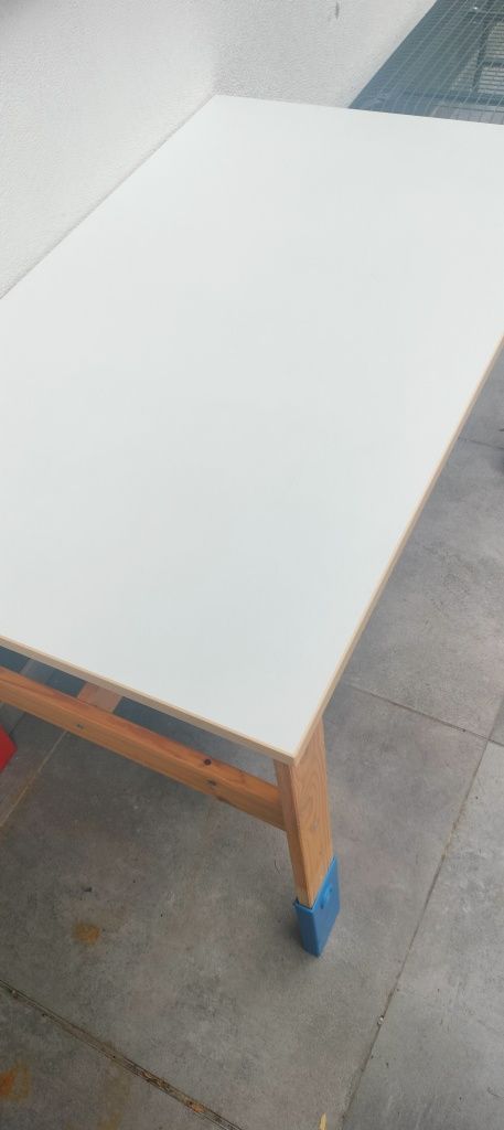Biurko Ikea regulowane białe drewno
