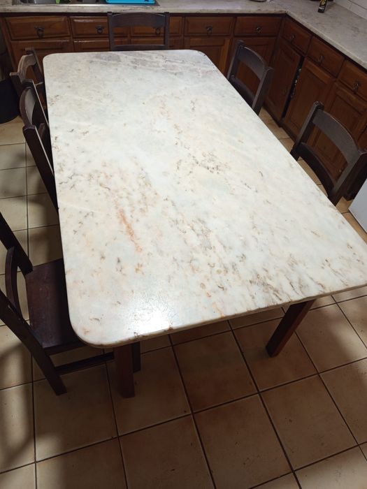Mesa de mármore com 6 cadeiras de madeira 1,90 mt por 1 mt
