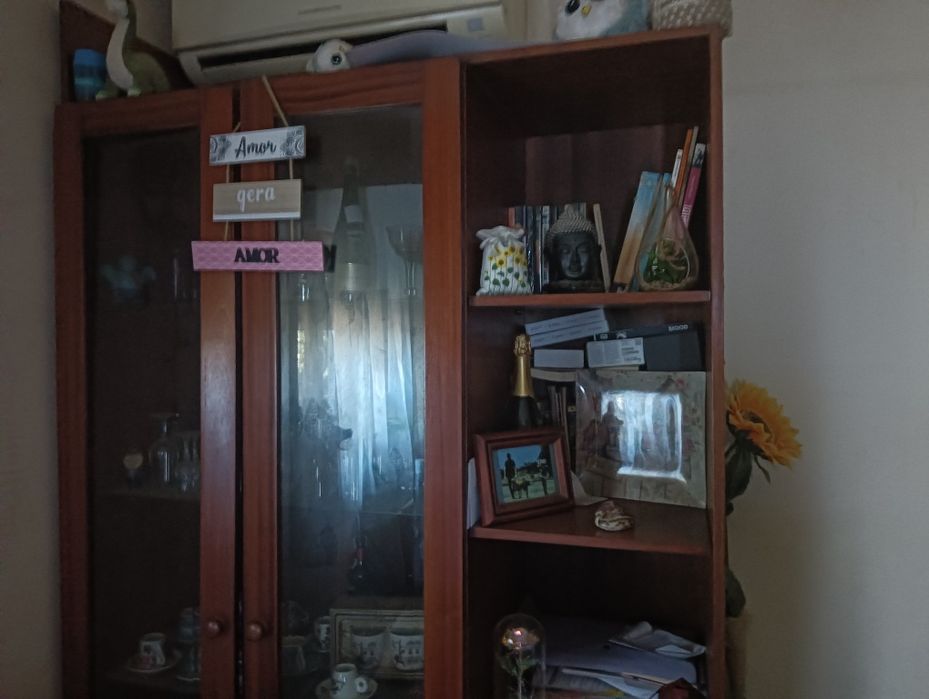 Estante com cristaleira