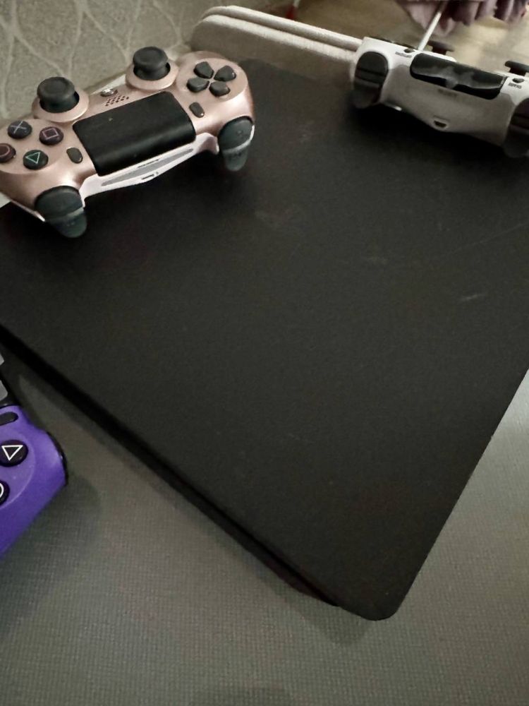 Sony playstation 4 slim 1 tb +3 джойстика