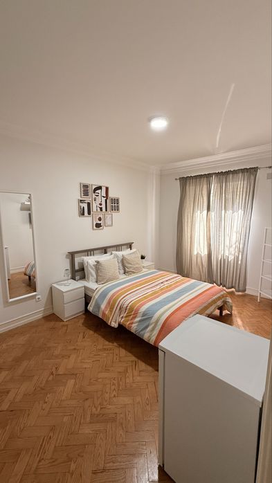Quarto amplo e confortável com cama de casal