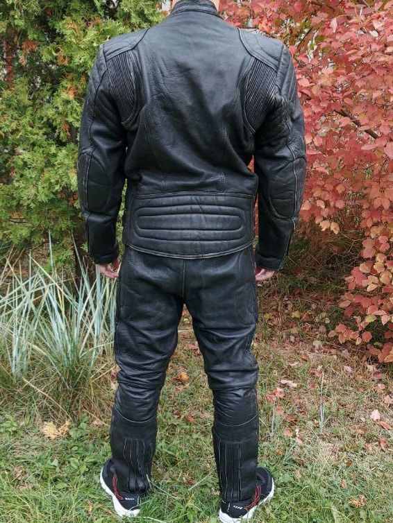 Кожаная мотоциклетная куртка и штаны. Кожаный мотоциклетный костюм