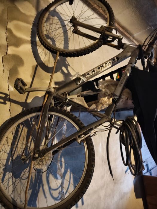 Bicicleta preta e cinza