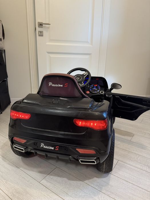 Дитячий електромобіль